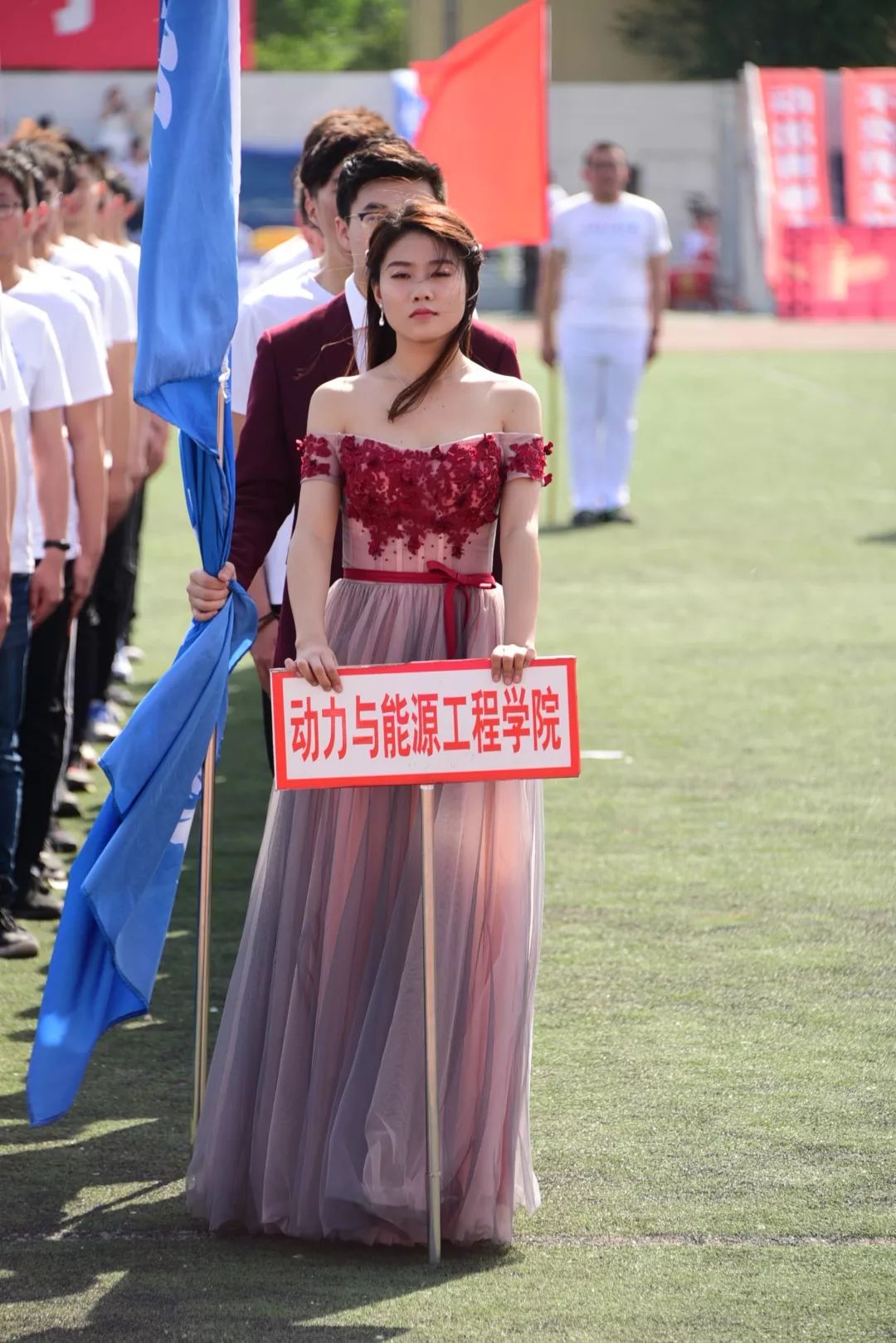 鍝堝皵婊ㄥ笀鑼冨ぇ瀛﹁繍鍔ㄤ細鍏堝濂崇,鍏堝濂崇