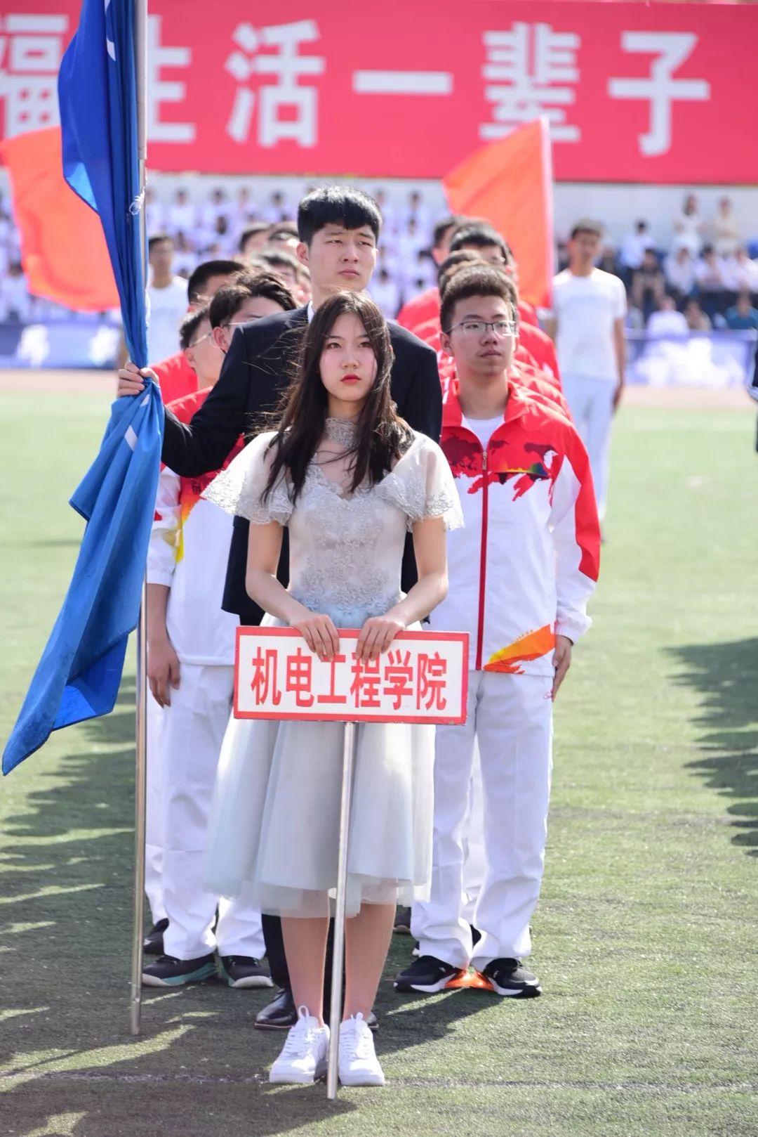 鍝堝皵婊ㄥ笀鑼冨ぇ瀛﹁繍鍔ㄤ細鍏堝濂崇,鍏堝濂崇