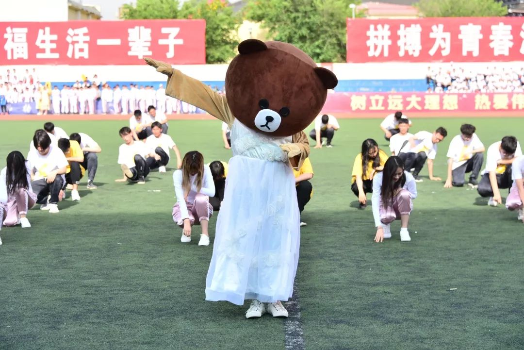 鍝堝皵婊ㄥ笀鑼冨ぇ瀛﹁繍鍔ㄤ細鍏堝濂崇,鍏堝濂崇