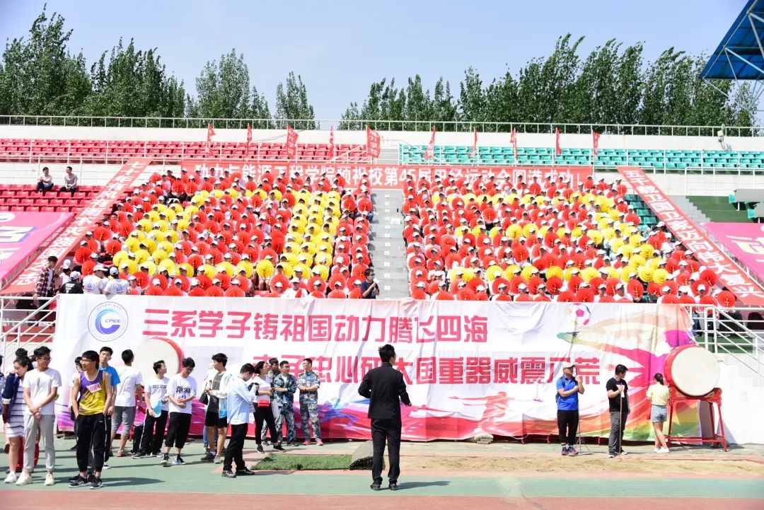 鍝堝皵婊ㄥ笀鑼冨ぇ瀛﹁繍鍔ㄤ細鍏堝濂崇,鍏堝濂崇