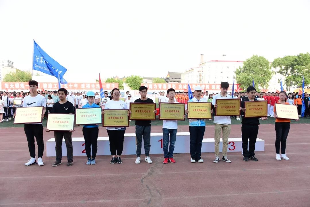 鍝堝皵婊ㄥ笀鑼冨ぇ瀛﹁繍鍔ㄤ細鍏堝濂崇,鍏堝濂崇