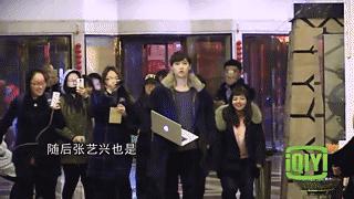 王一博在小区边滑滑板边遛狗,王一博滑板搞笑行为