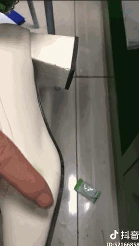 鞋子上滴风油精,风油精滴到鞋子