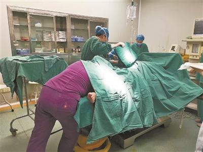 产妇突发脐带脱垂助产士托举30分钟保住两条命