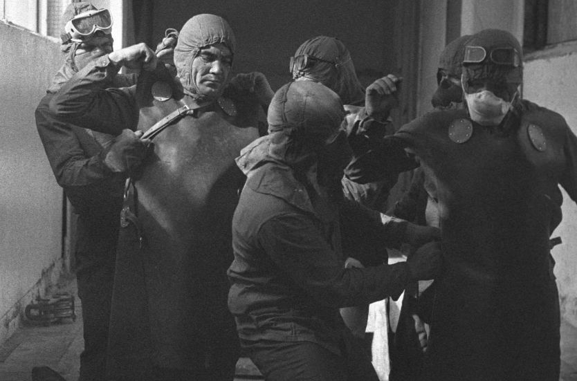 切尔诺贝利清理屋顶的士兵,切尔诺贝利清理石墨的士兵