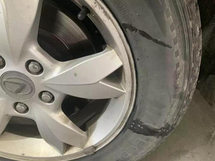 多大仇？男子把胶水滴在自家人的车上，最后悲剧了