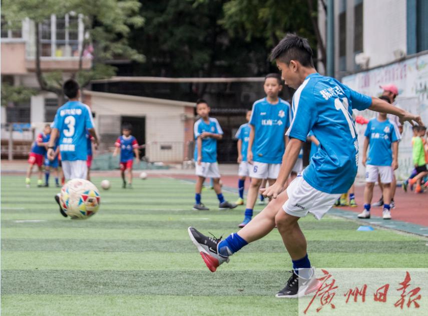 踢出“世界波”红遍全国的小学生是他！经常对着真人墙练任意球