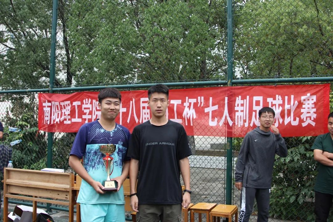 足球队勇夺冠军,喜报我校足球队喜获甲组乙级亚军