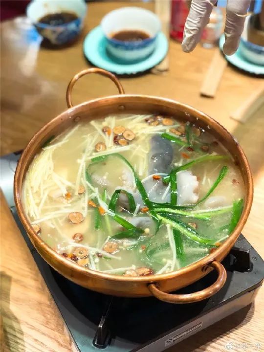 活章鱼火锅的吃法,在大连吃活海鲜