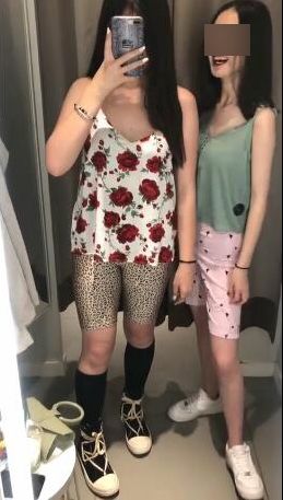 年轻姑娘霸占试衣间2小时，却只挑店里最丑的衣服试穿，还发朋友圈......