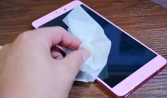 把花露水喷在身上的视频,把花露水喷在手机上