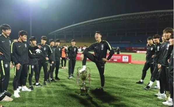 韩国球员为输球后无礼行为道歉,韩国运动员夺冠下跪