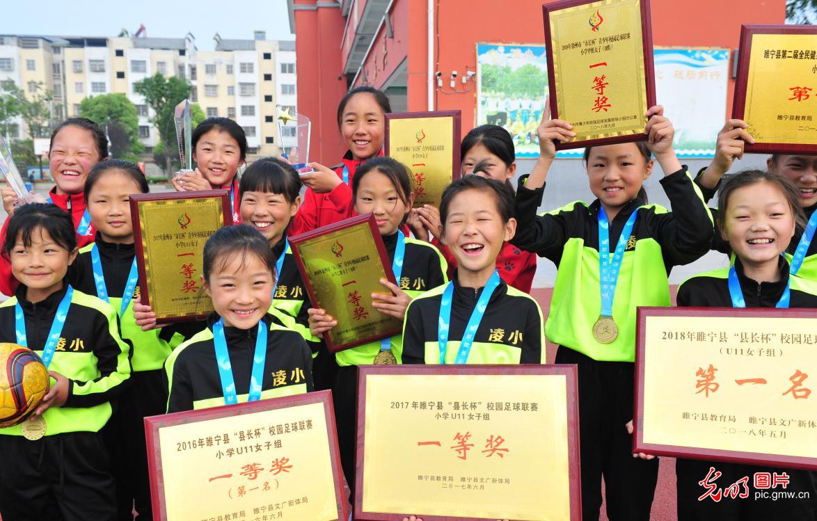 汗洒绿茵追逐足球梦的女童