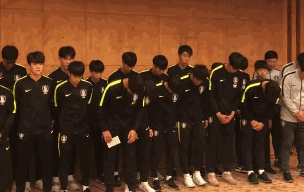 韩国队脚踩奖杯事件道歉,韩国队夺冠后踩熊猫杯