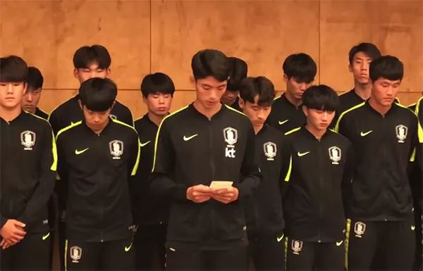 韩国队脚踩奖杯事件道歉,韩国队夺冠后踩熊猫杯
