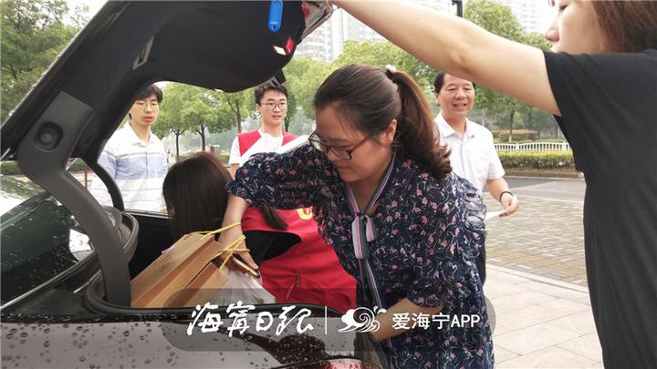 今天，海宁有61个小朋友收到神秘礼物，圆“小谨慎愿”