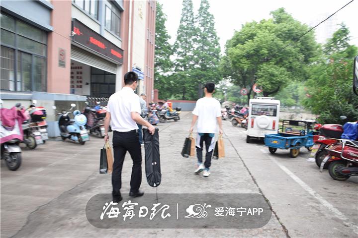 今天，海宁有61个小朋友收到神秘礼物，圆“小谨慎愿”