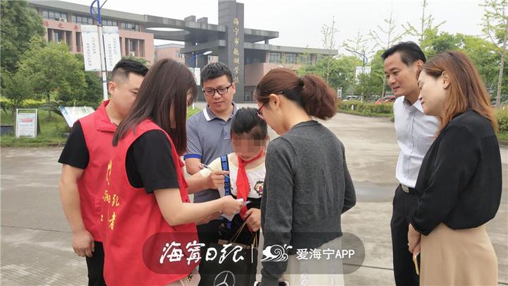 今天，海宁有61个小朋友收到神秘礼物，圆“小谨慎愿”