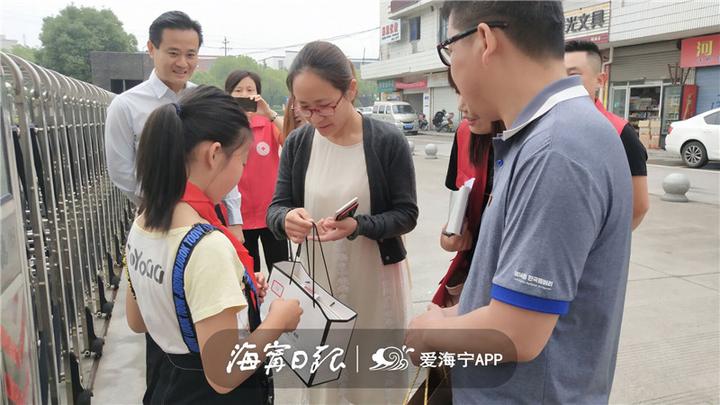 今天，海宁有61个小朋友收到神秘礼物，圆“小谨慎愿”