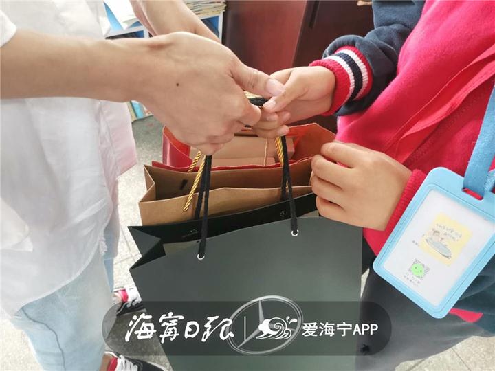 今天，海宁有61个小朋友收到神秘礼物，圆“小谨慎愿”