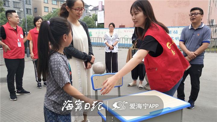 今天，海宁有61个小朋友收到神秘礼物，圆“小谨慎愿”