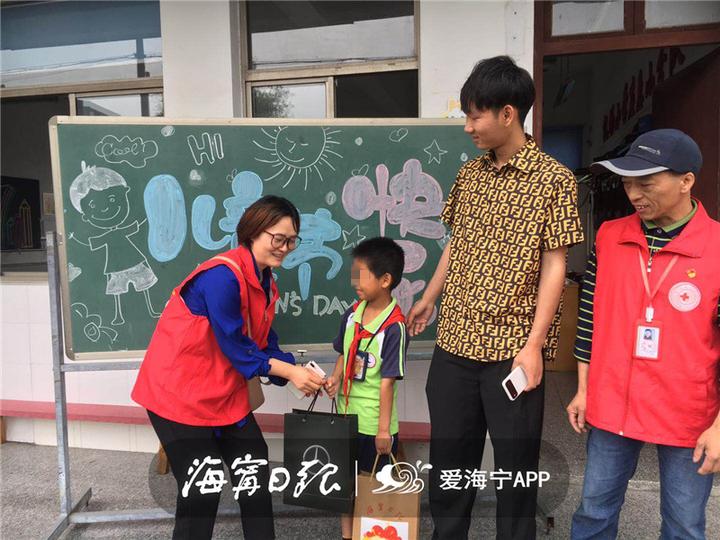 今天，海宁有61个小朋友收到神秘礼物，圆“小谨慎愿”