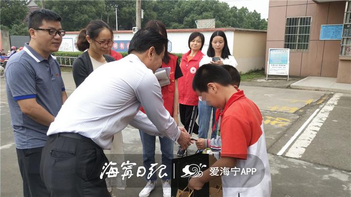 今天，海宁有61个小朋友收到神秘礼物，圆“小谨慎愿”