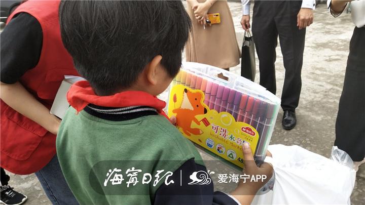 今天，海宁有61个小朋友收到神秘礼物，圆“小谨慎愿”