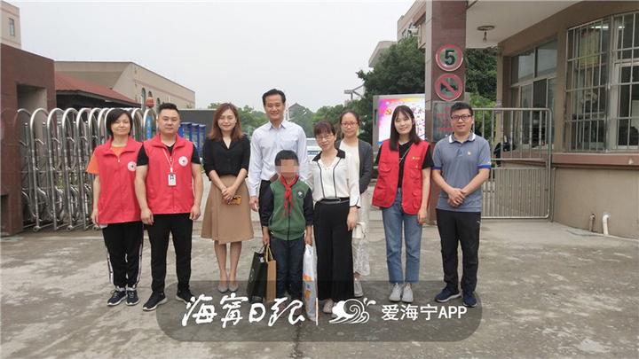 今天，海宁有61个小朋友收到神秘礼物，圆“小谨慎愿”