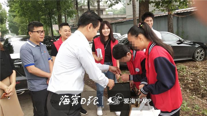 今天，海宁有61个小朋友收到神秘礼物，圆“小谨慎愿”