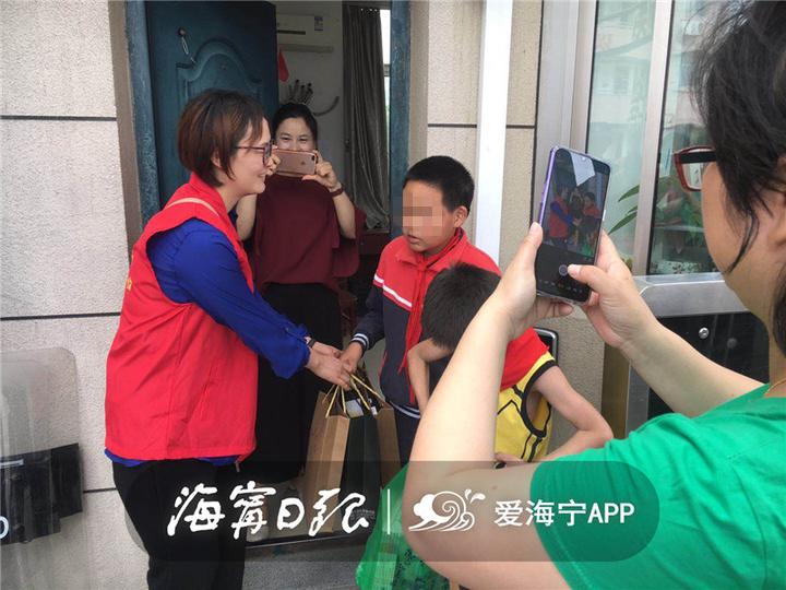 今天，海宁有61个小朋友收到神秘礼物，圆“小谨慎愿”