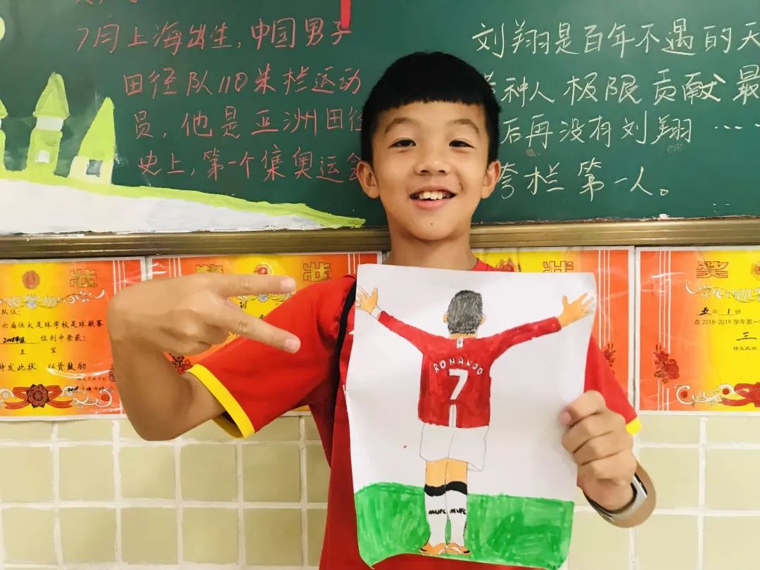 简笔画c罗与梅西,足球小学生c罗