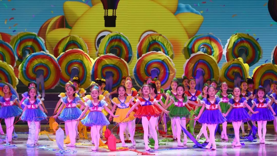 高清大图：“蓝天娃”精彩演绎《同在蓝天下》，向全国小朋友献礼