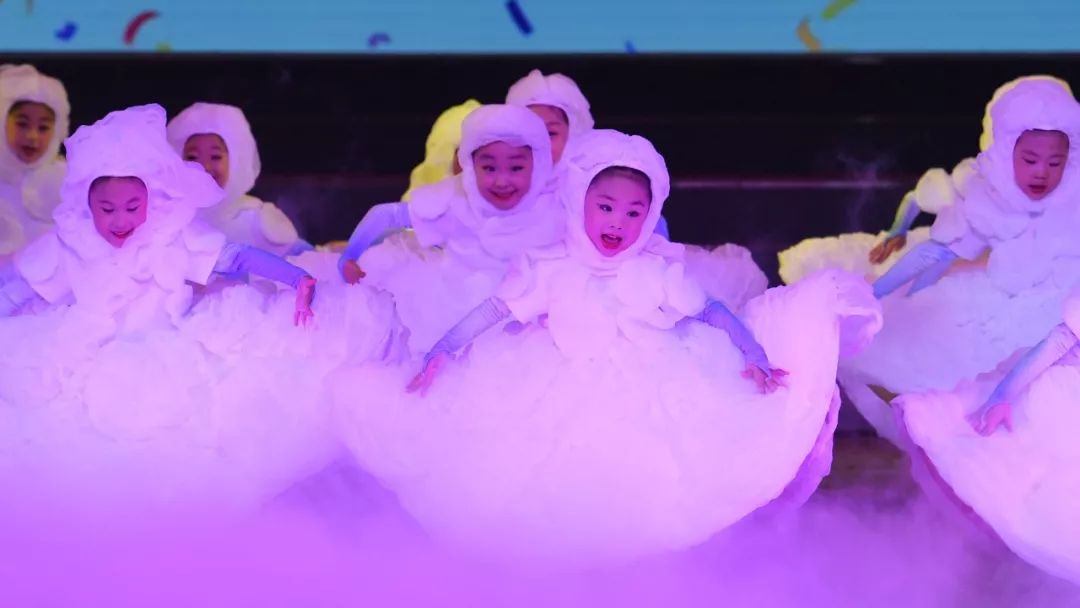 高清大图：“蓝天娃”精彩演绎《同在蓝天下》，向全国小朋友献礼