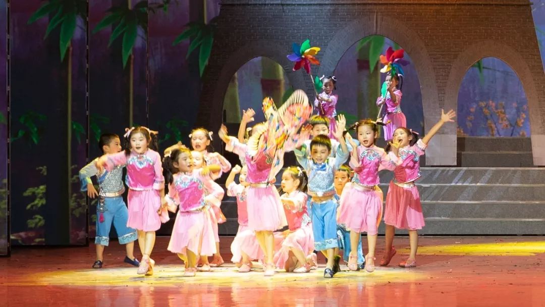 高清大图：“蓝天娃”精彩演绎《同在蓝天下》，向全国小朋友献礼