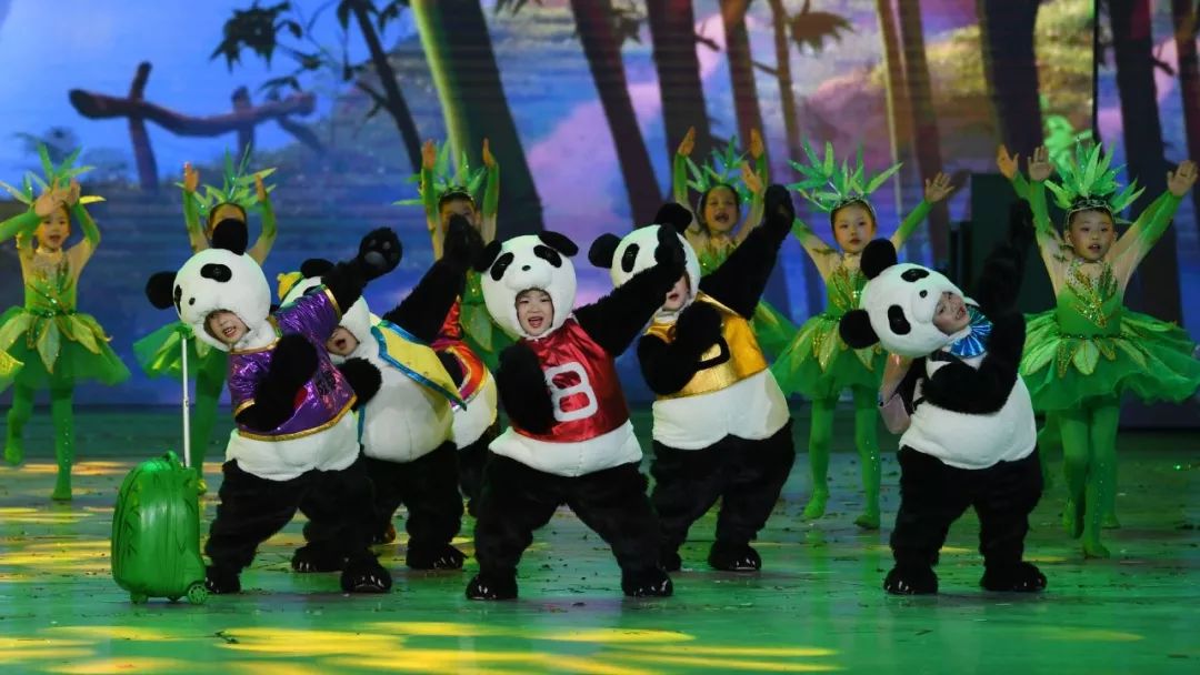 高清大图：“蓝天娃”精彩演绎《同在蓝天下》，向全国小朋友献礼