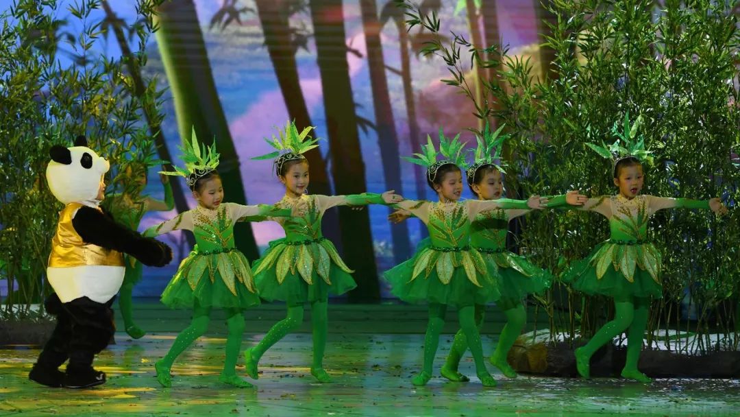 高清大图：“蓝天娃”精彩演绎《同在蓝天下》，向全国小朋友献礼