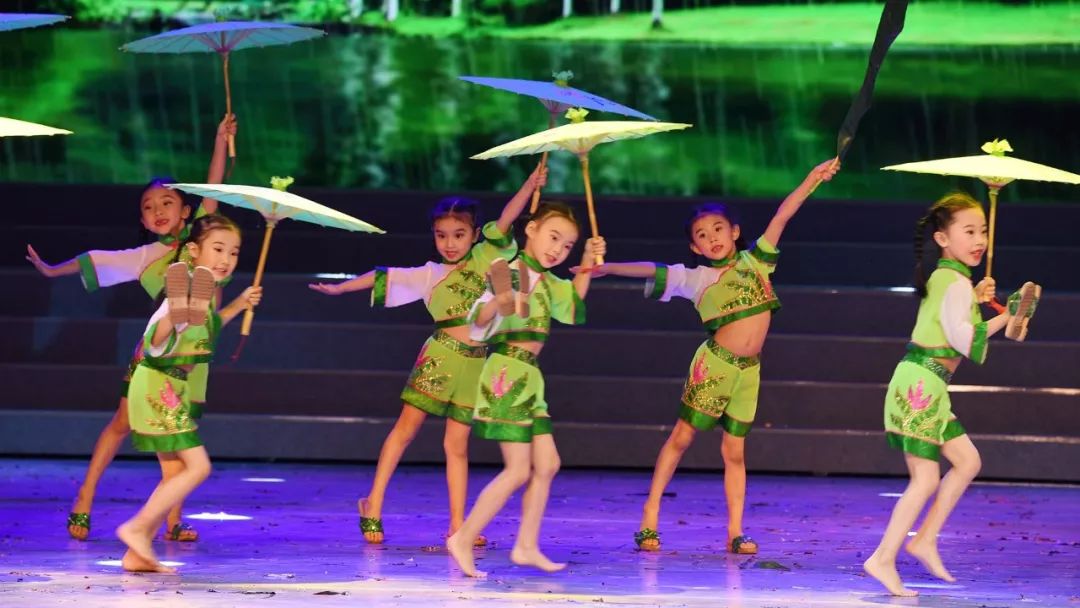 高清大图：“蓝天娃”精彩演绎《同在蓝天下》，向全国小朋友献礼
