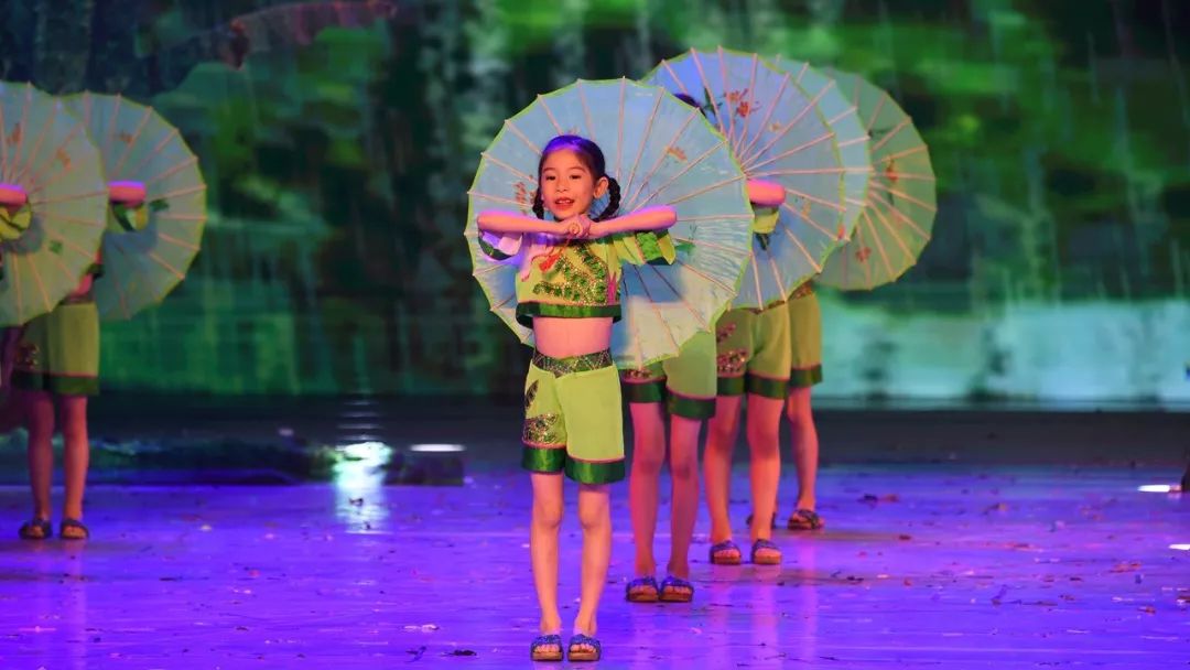 高清大图：“蓝天娃”精彩演绎《同在蓝天下》，向全国小朋友献礼