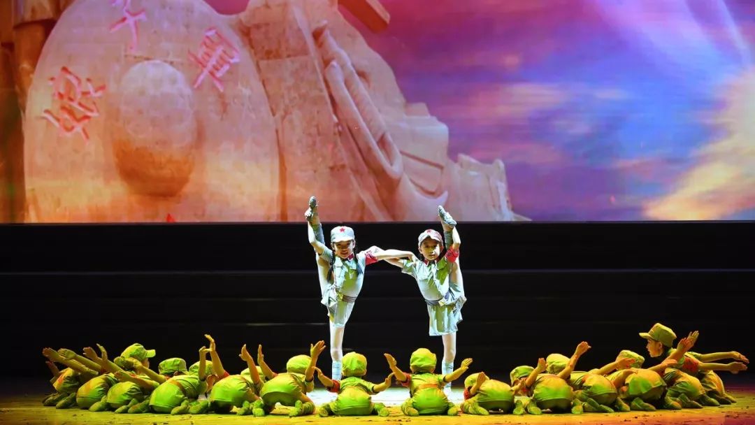 高清大图：“蓝天娃”精彩演绎《同在蓝天下》，向全国小朋友献礼