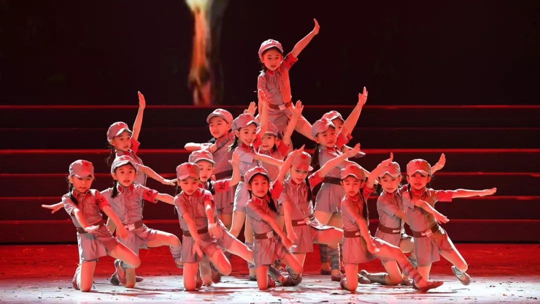 高清大图：“蓝天娃”精彩演绎《同在蓝天下》，向全国小朋友献礼