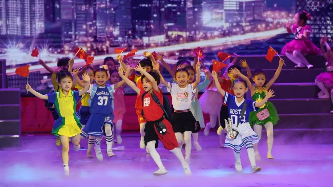 高清大图：“蓝天娃”精彩演绎《同在蓝天下》，向全国小朋友献礼