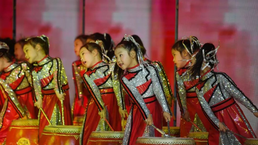 高清大图：“蓝天娃”精彩演绎《同在蓝天下》，向全国小朋友献礼