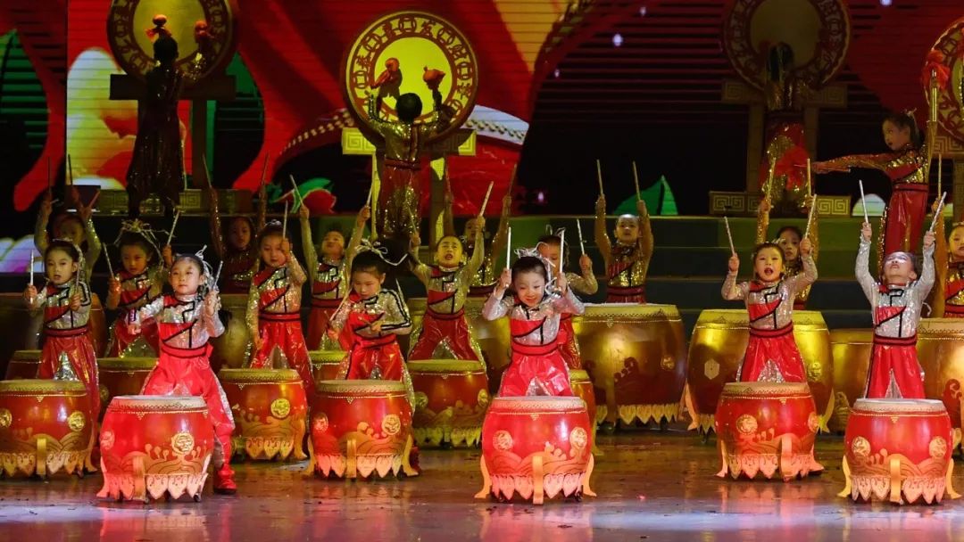 高清大图：“蓝天娃”精彩演绎《同在蓝天下》，向全国小朋友献礼