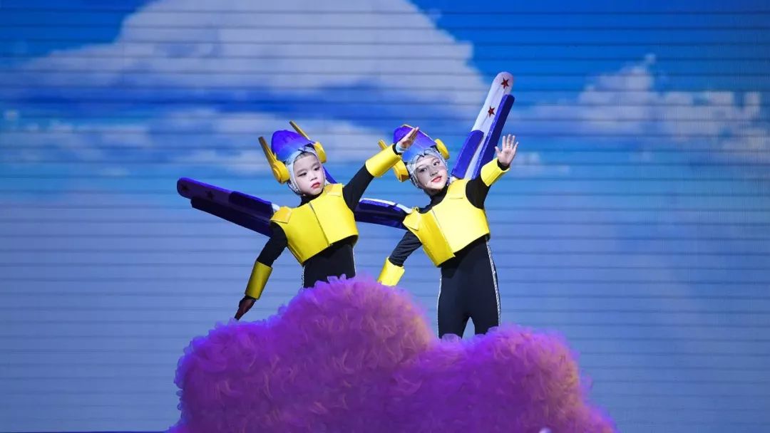 高清大图：“蓝天娃”精彩演绎《同在蓝天下》，向全国小朋友献礼