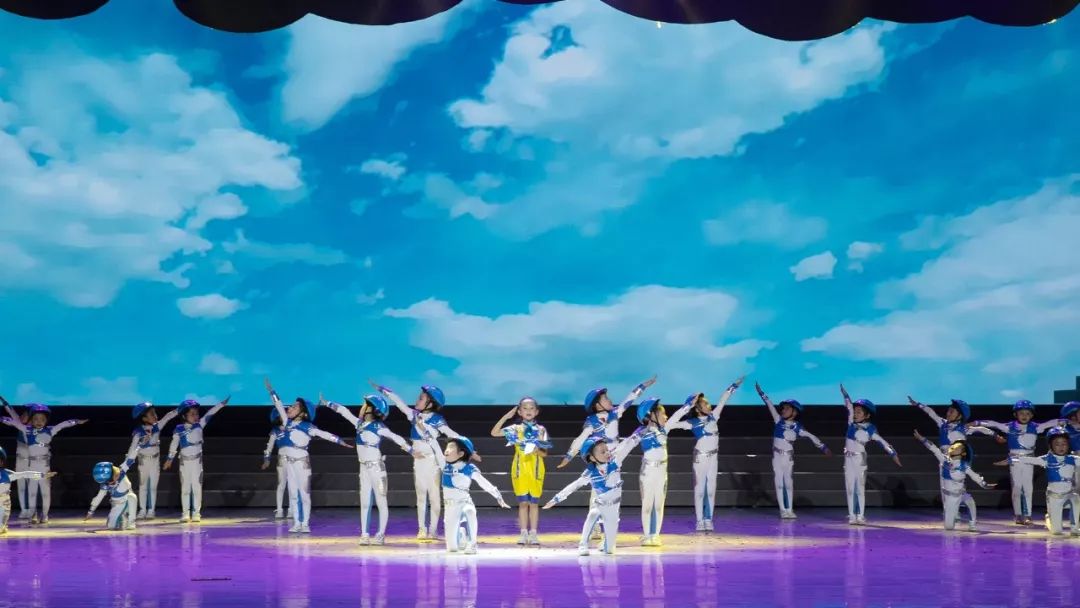 高清大图：“蓝天娃”精彩演绎《同在蓝天下》，向全国小朋友献礼