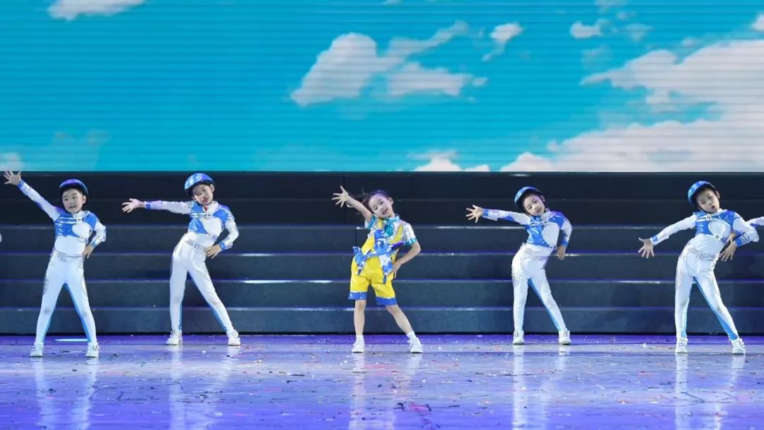 高清大图：“蓝天娃”精彩演绎《同在蓝天下》，向全国小朋友献礼