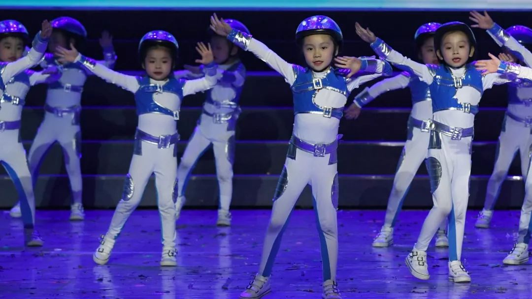 高清大图：“蓝天娃”精彩演绎《同在蓝天下》，向全国小朋友献礼