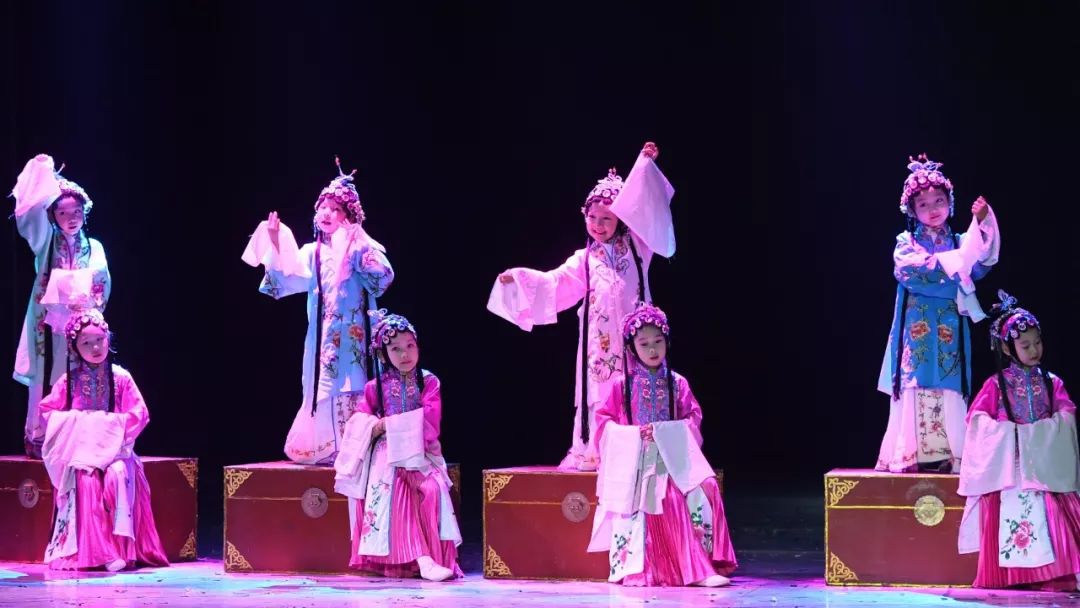 高清大图：“蓝天娃”精彩演绎《同在蓝天下》，向全国小朋友献礼