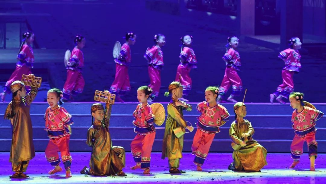 高清大图：“蓝天娃”精彩演绎《同在蓝天下》，向全国小朋友献礼